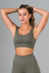 Top deportivo azul con textura acanalada, escote redondo y breteles anchos.