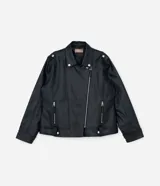 Campera estilo biker confeccionada en poliuretano con base de viscosa, forrada en poliéster. Presenta cuello con solapas, cierre frontal con cremallera metálica, bolsillos laterales con cierre y detalles de botones a presión.