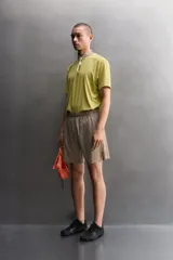 Short deportivo Zara Athleticz modelo Boulder 9", color beige, confeccionado en tejido técnico ligero y elástico. Cuenta con cintura elástica ajustable con cordón interior, bolsillos frontales y aberturas laterales en el bajo.