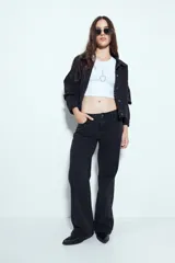 Jean de denim negro, de tiro medio y calce recto con silueta straight.