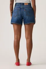 Short de denim azul de tiro medio, con bolsillos clásicos y diseño de corte recto y holgado.