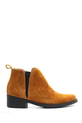 Bota corta de cuero color marrón con elásticos laterales negros, taco bajo y tirador trasero.