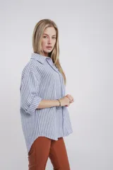 Camisa a rayas verticales grises y blancas, de corte recto y mangas largas.