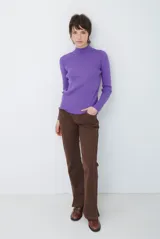 Polera de tejido morley color azul, con cuello alto y mangas largas, de corte ajustado al cuerpo.