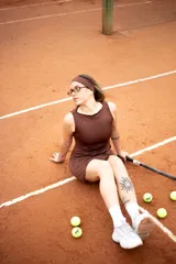 Vestido corto marrón sin mangas con cuello redondo y corte ajustado.