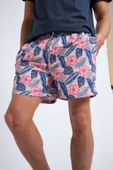 Short de baño con cintura elástica y cordón ajustable, confeccionado en tela ligera de secado rápido. Presenta un estampado botánico integral en tonos amarillos, blancos y azules, con dos bolsillos delanteros y uno posterior.