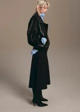 Falda midi evasé de color negro, confeccionada en mezcla de lana y viscosa, con cintura elástica.