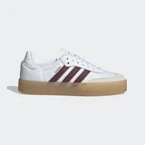 Championes Adidas Sambae blancos con las tres tiras laterales en color bordó y suela de goma color caramelo.