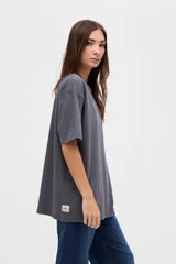 Remera de algodón lavado con textura suave, de calce clásico y manga corta. Presenta un bordado lineal de flores a tono en la parte frontal.