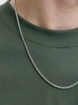 Remera de manga corta y cuello redondo con calce relajado. Confeccionada en algodón orgánico, presenta un pequeño estampado tipográfico en el pecho.