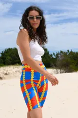 Calza corta de lycra con estampado abstracto en colores azul, rojo y amarillo.