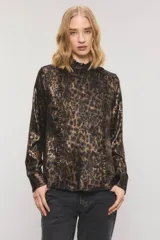 Camisa de satén con estampado animal print tipo leopardo en tonos marrones y negros. Presenta cuello alto con volados, mangas largas con puños abotonados y detalles de volados fruncidos a lo largo de la botonadura frontal.