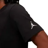 Remera de manga corta Jordan, color negro, con cuello redondo y estampa minimalista con el logo y nombre de la marca en el centro del pecho.