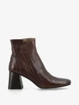 Botín de cuero color marrón oscuro con tacón cuadrado y cierre lateral.