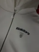 Hoodie de color blanco con capucha, diseño de corte holgado y estampado gráfico en la espalda con tipografía negra.