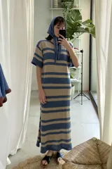 Vestido tejido artesanal a rayas horizontales en tonos marrón y rojo, con cuello redondo y mangas cortas.