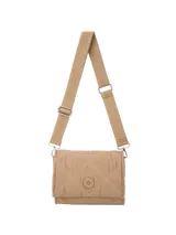 Bandolera de diseño acolchado con costuras en forma de rombos, color beige. Cuenta con una solapa frontal con cierre de botón a presión y una correa larga ajustable con el nombre de la marca grabado.