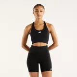 Top deportivo New Balance negro de tirantes cruzados, con copas extraíbles y el logotipo de la marca estampado en el frente.