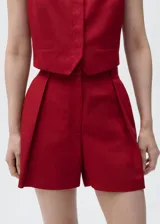 Short de tiro alto con diseño recto estilo sastre, confeccionado en tejido mezcla de lino, viscosa y algodón. Cuenta con bolsillos laterales, trabillas para cinturón y cierre frontal con cremallera, doble gancho y botón interior.