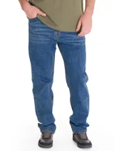 Jeans de mezclilla en color azul, con diseño clásico de cinco bolsillos, calce slim y costuras en contraste.