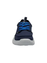 Championes urbanos Hush Puppies modelo Alfie Lace, color azul marino con cordones en azul vibrante y suela de EVA blanca. Confeccionados en material textil reciclado, presentan un diseño ligero con puntera redonda y tecnología de confort en la plantilla.
