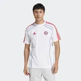 Remera deportiva Adidas de manga corta, color blanco, con cuello redondo acanalado. Presenta el escudo del FC Bayern bordado en el pecho izquierdo y detalles de ribetes en azul y rojo que recorren el torso y los hombros, donde se aprecian las tres franjas rojas características de la marca.