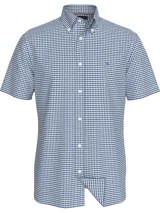 Camisa de manga corta Tommy Hilfiger confeccionada en tejido oxford de algodón, con diseño de cuadros gingham en azul y blanco. Presenta cuello abotonado, cierre frontal con botones y el logo de la marca bordado en el pecho.