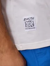 Musculosa blanca con estampado circular en el pecho con la frase "Ride the Rusty Wave".