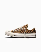 Championes Converse Chuck 70 de corte bajo, confeccionados con exterior de pelo con estampado animal print de leopardo. Cuentan con cordones blancos, suela de goma blanca con detalles negros y puntera de goma reforzada.