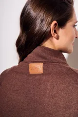 Cárdigan marrón de tejido de punto con cuello alto, manga 3/4 y cierre frontal con botones.