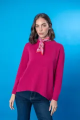 Sweater color beige de tejido de punto con cuello redondo y mangas largas.