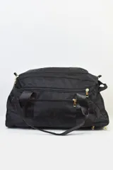 Bolso de viaje negro con múltiples bolsillos con cierre dorado y correa de mano.