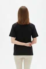 Remera marrón de manga corta y cuello redondo, de corte holgado, con estampado frontal alusivo a frutos del mar y texto "fruits de mer".