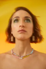 Aros colgantes con dije acrílico transparente con perlas.