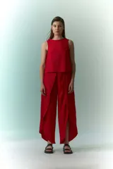 Pantalón rojo de lino con tajos laterales.