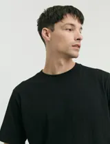 Remera de cuello redondo y manga corta, con corte clásico y ajuste cómodo.