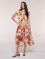 Vestido midi de calce fluido y corte camisero, con estampado floral en tonos rosa, rojo, amarillo y verde. Cuenta con cuello camisero, escote en V, abotonadura frontal oculta, mangas cortas tipo cap sleeve, lazo ajustable en la cintura del mismo género y falda evasé con recorte fruncido.
