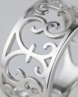 Anillo de plata 925 con diseño calado de motivos curvos y entrelazados, de banda ancha.