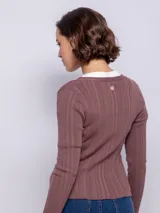 Cardigan de punto acanalado en color marrón, con escote en V, cierre frontal con botones a tono y mangas largas ajustadas.