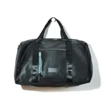 Bolso de viaje negro de símil cuero, con doble asa de mano y cierre superior.