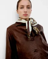 Chaqueta de cuero sintético marrón con textura de efecto reptil, cuello redondo, cierre frontal con botones y puños y cintura elásticos acanalados.