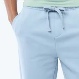 Pantalón de jogging color azul claro, confeccionado en tejido de muletón, con cintura elástica y cordones ajustables.
