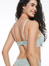 Soutien armado de color verde claro, con aros y breteles ajustables. Presenta detalles de encaje floral en el contorno inferior de las copas y en los laterales de la base.