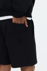 Short de felpa liviana de algodón color negro, con cintura elástica, bolsillos laterales y corte estándar.