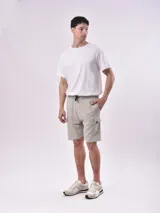 Bermuda cargo negra con cordón ajustable en la cintura y bolsillo tipo parche en el lateral del muslo.