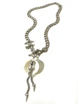 Collar plateado con cadena de acero quirúrgico, dije de concha marina y detalles de acero quirúrgico.