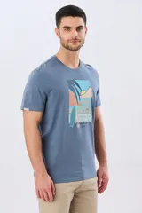 Remera gris de manga corta con cuello redondo y estampa frontal de paisaje costero con tablas de surf y la leyenda "Having Fun".