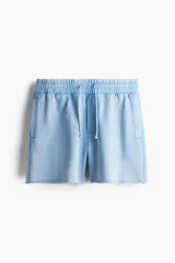 Short de felpa de algodón con efecto lavado, cintura elástica con cordón ajustable, bolsillos laterales y bajo con terminación sin rematar.