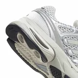 Championes Adidas Adistar Control 5 de color plateado y blanco, con diseño de malla transpirable y detalles metalizados, ideales para running y uso urbano.