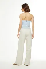 Corset celeste con escote corazón y breteles finos regulables.